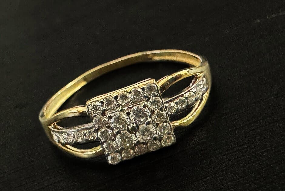 A yellow gold ring with a square diamond cluster and a stone-set split shank