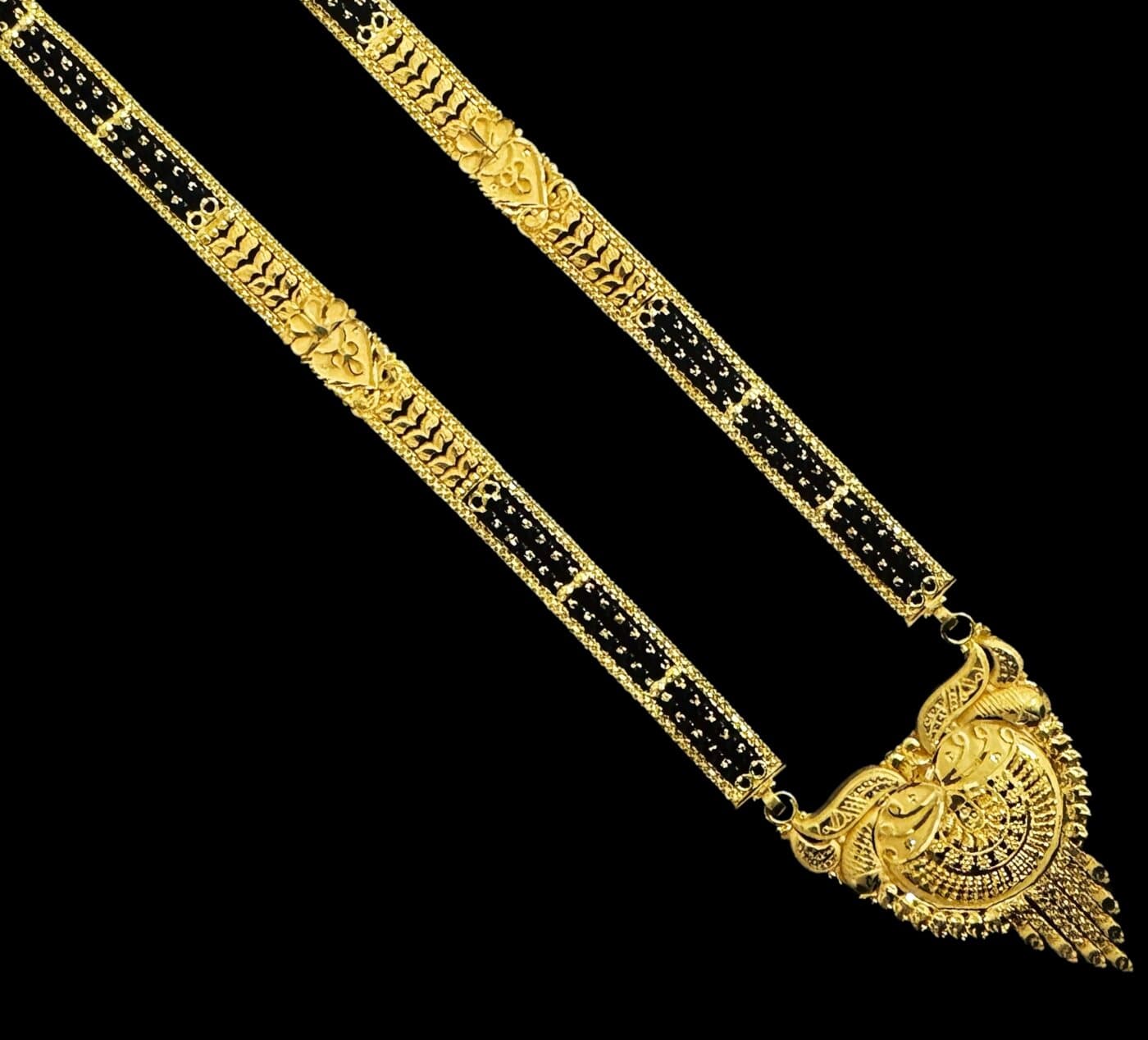A 22ct gold mangalsutra with black bead panels and an ornate pendant
